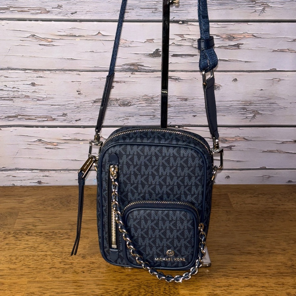 Michael Kors logo Elliot north south utility crossbody signature bag.